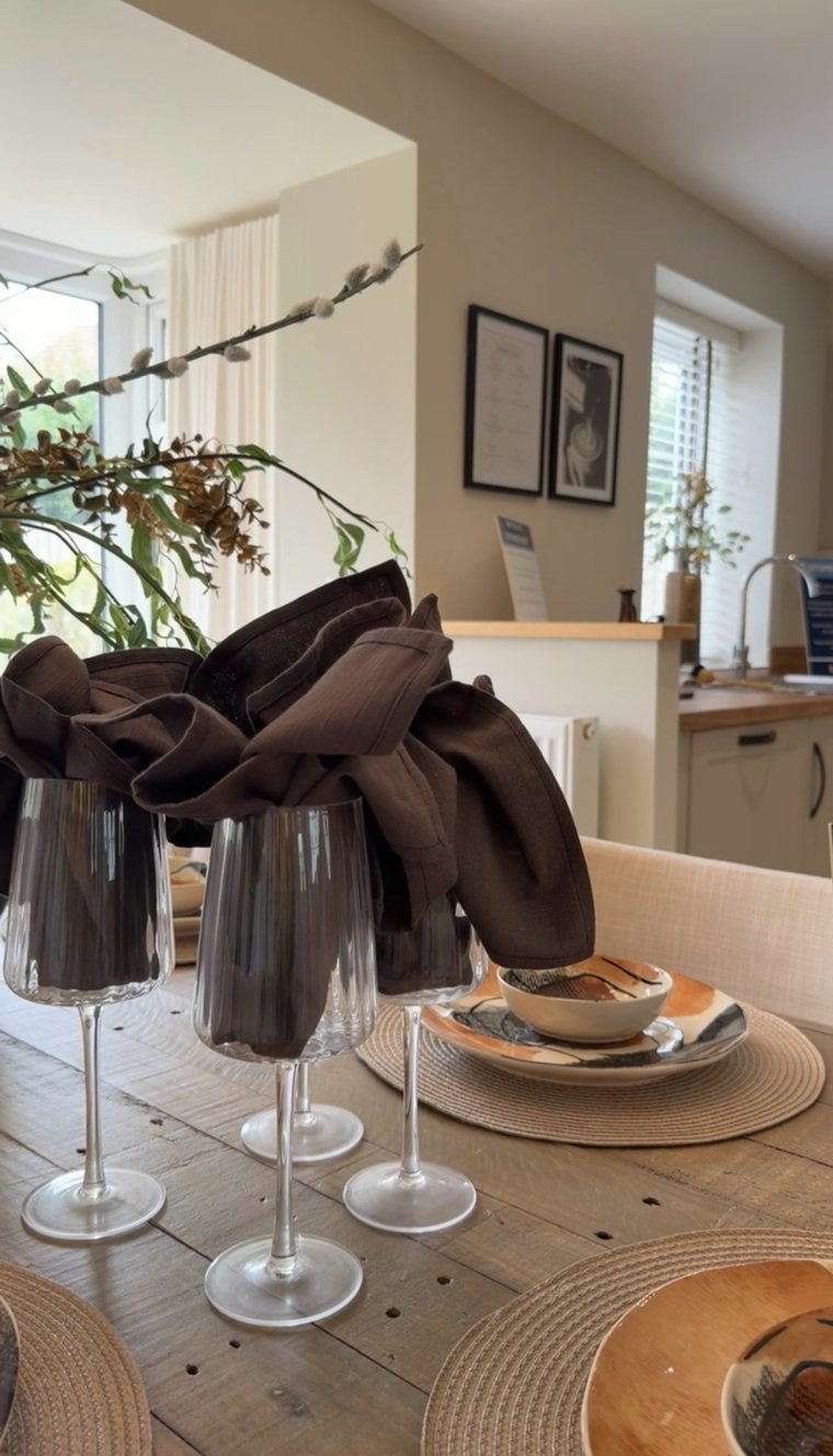 Ribbed wine glasses with chocolate linen napkins
