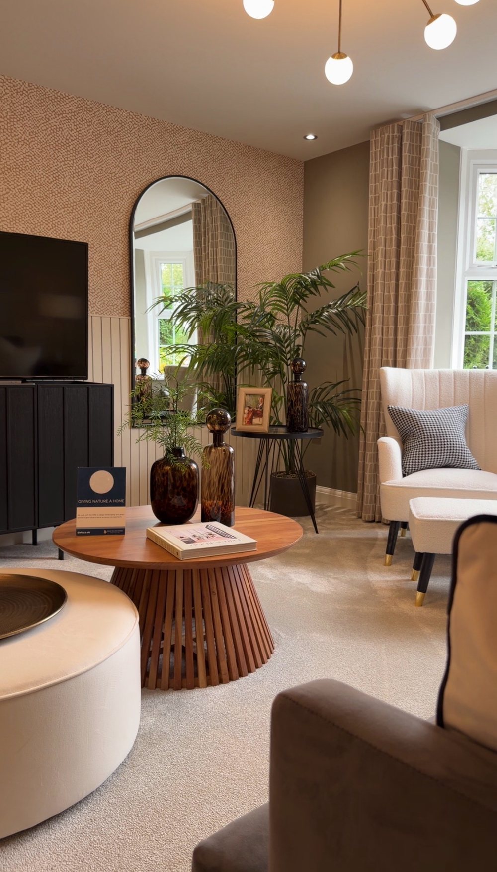 Living room with slatted coffee table, boucle armchair and arched mirror